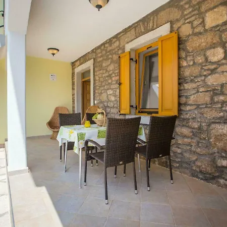 Quaint Apartment In Labin With Barbecue ラビン